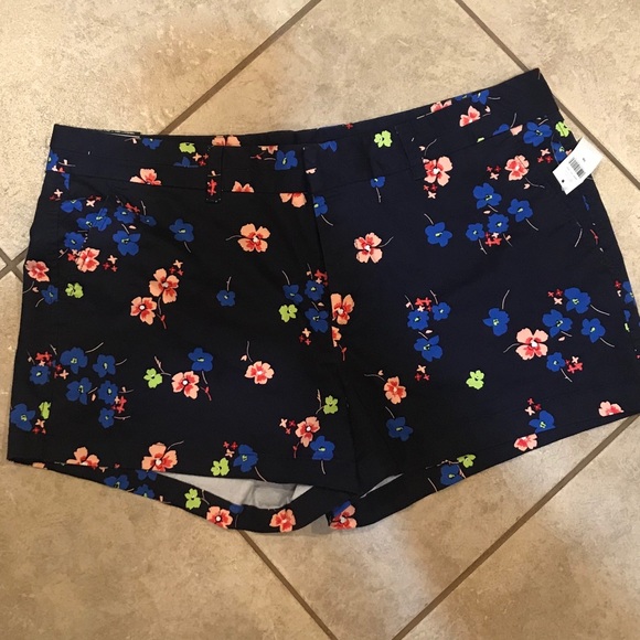 GAP Pants - Floral The City 3inch GAP shorts size 16
